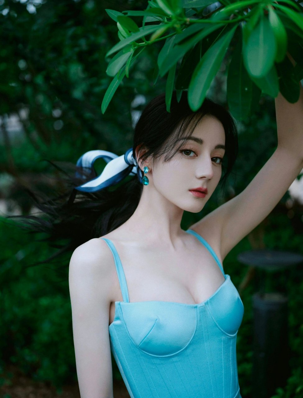 迪丽热巴97 1664活动造型图979198 身着蓝色缎面连衣裙,系上