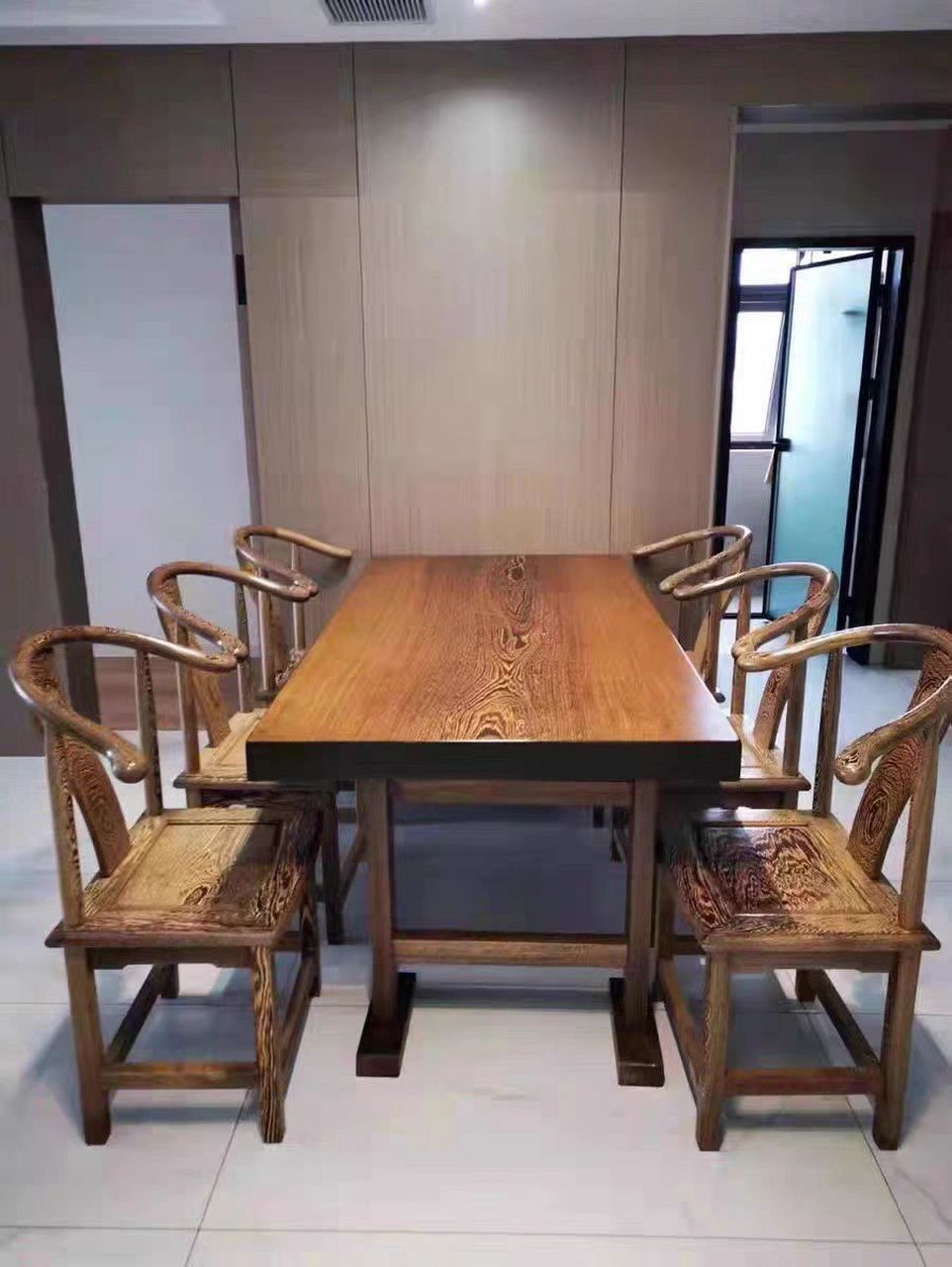 鸡翅木大板——红木中的活化石,也叫相思木 外行人听到鸡翅木这个名字