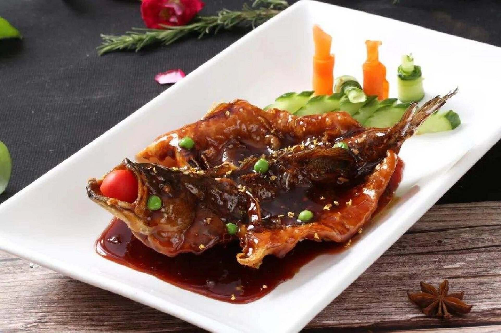 浙菜文化——西湖醋鱼 西湖醋鱼: 西湖醋鱼是杭州名菜中的看家菜,属浙