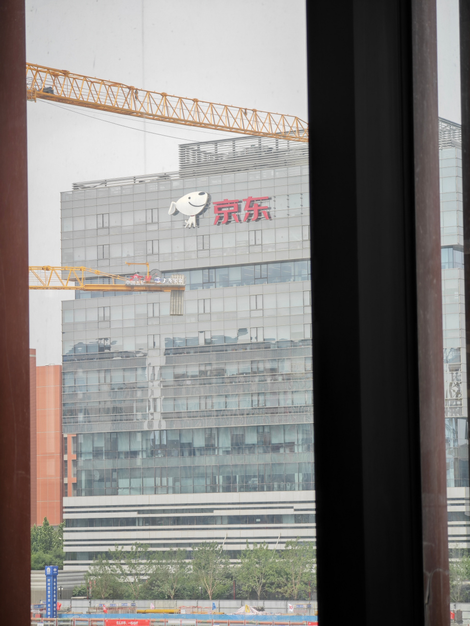 京东总部边上的地铁站全是京东的广告[捂脸]