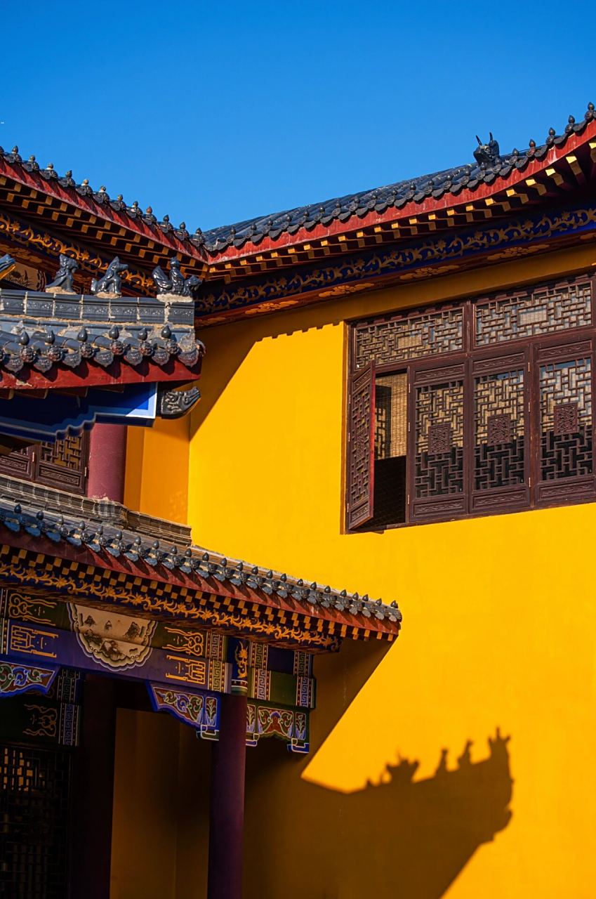 贵阳西普陀寺 西普陀寺赏秋,院内银杏已经黄了.