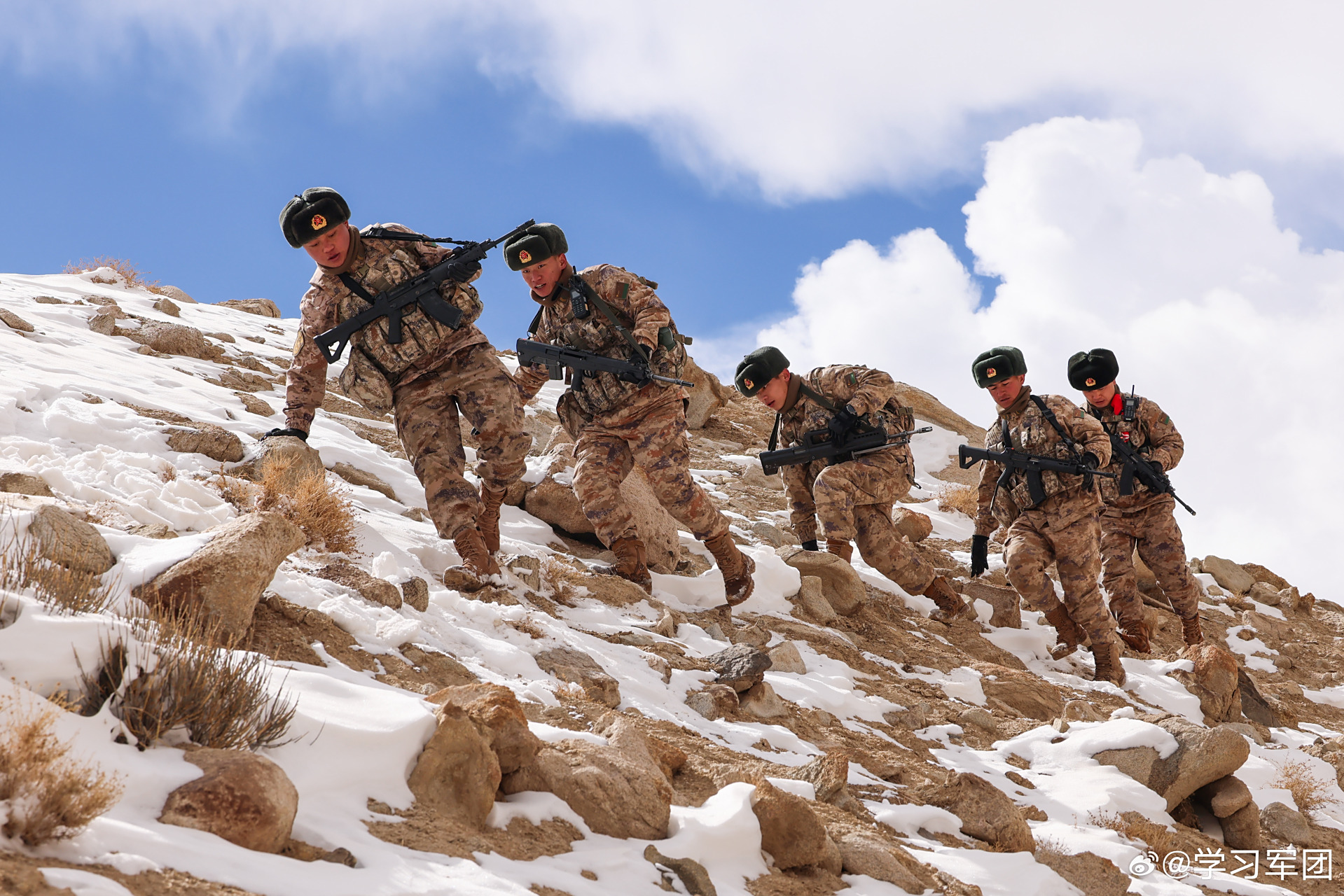 近日,新疆军区某边防团塔合曼边防连联合边境派出所开展联勤巡边演练