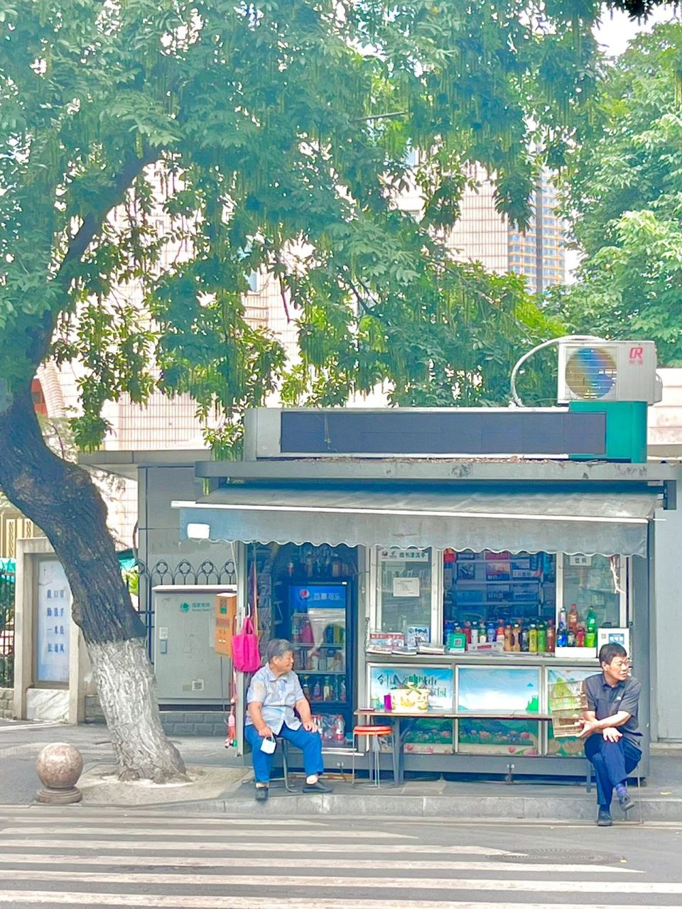 某某里面有故事 两个少年一起停留的地方 小卖部地点在南京鼓楼区江苏