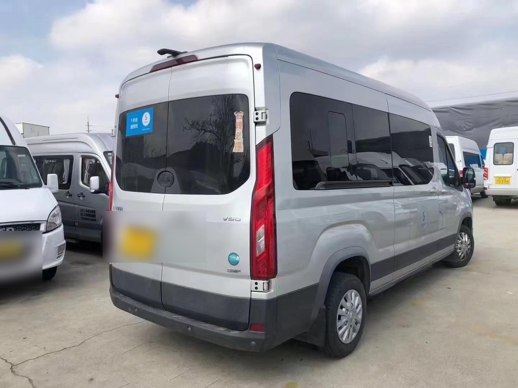 2021年大通v90柴油手动国六排放 十五座中型车 b1照可开 车身长度5.