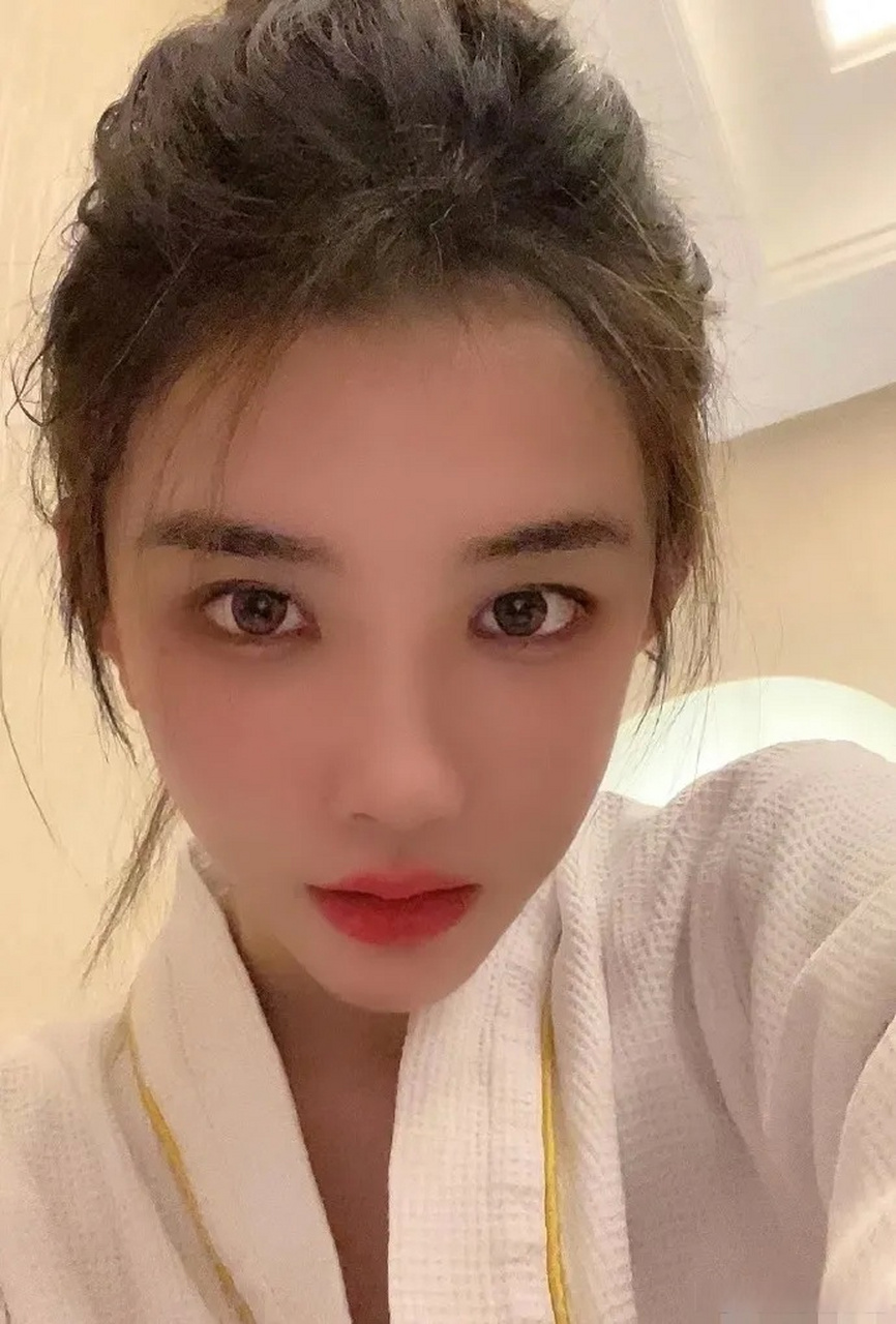 自称是李易峰前女友的网红再度发文爆料,直言自己十几岁时就和李易峰