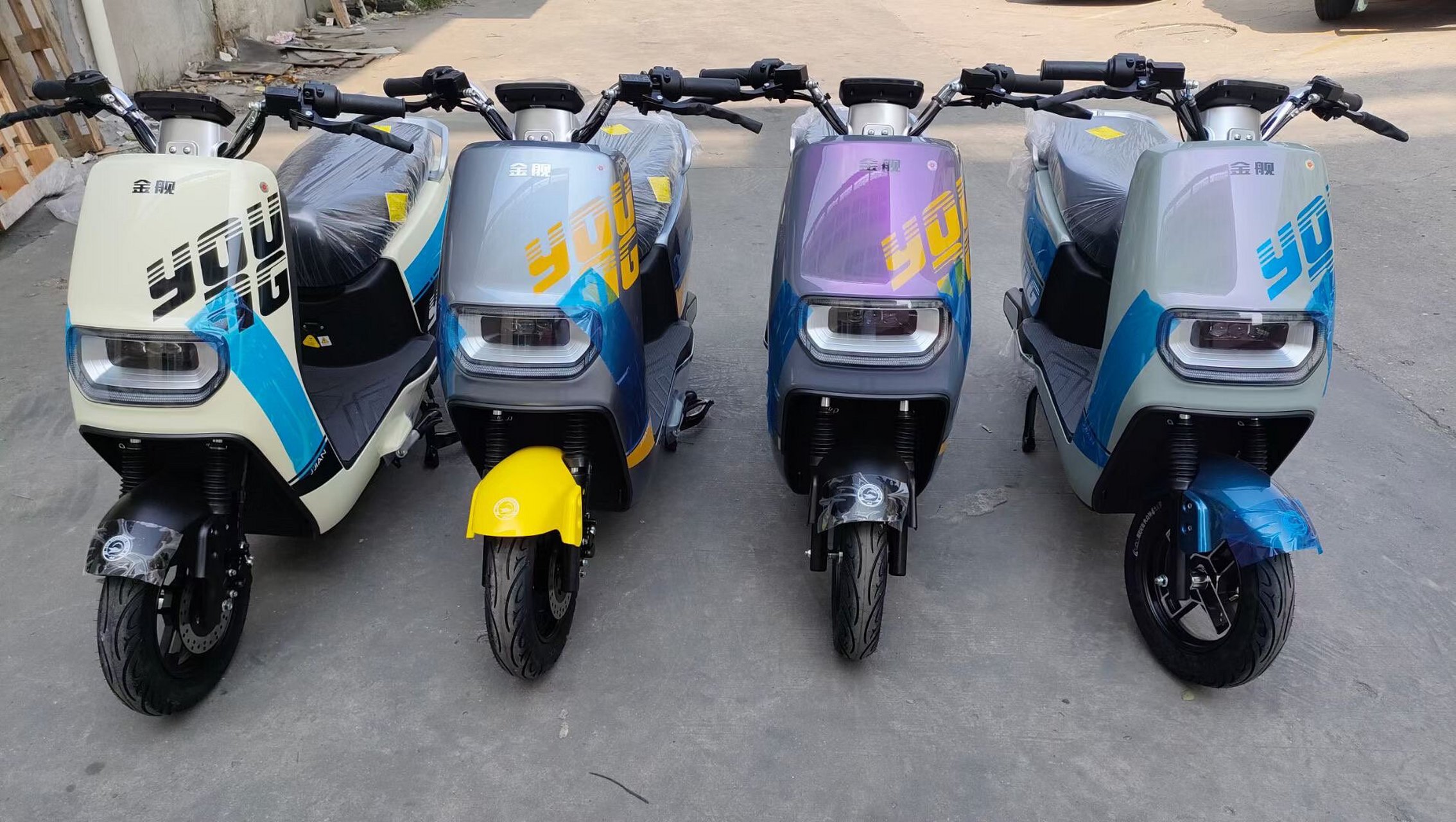 金舰电动车 前后碟刹,高亮led透镜大灯,新款幻彩配色,超大坐桶,1500w