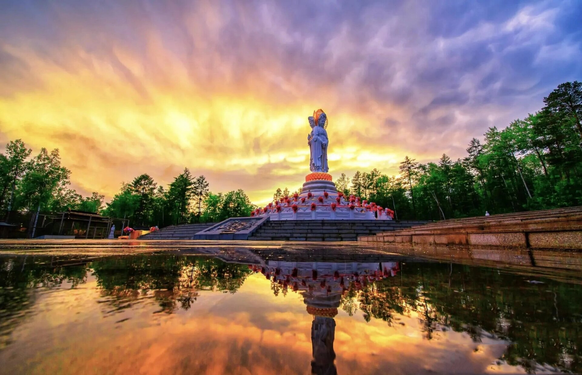 漠河观音山 漠河观音山景区位于黑龙江省大兴安岭地区漠河县,距离西林