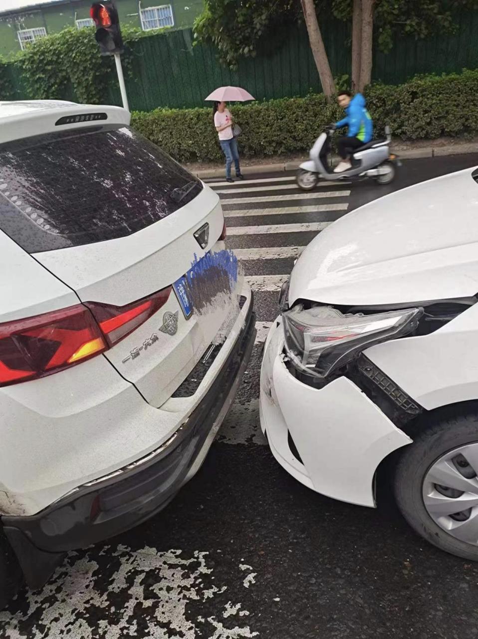 捷达vs5车友在红绿灯处被红色装上白色车辆追尾,结果显而易见.