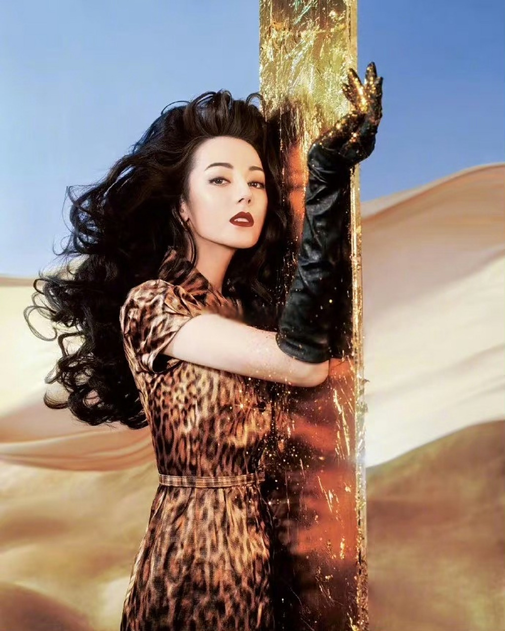 来看看迪丽热巴给时尚芭莎八月刊拍的内页吧