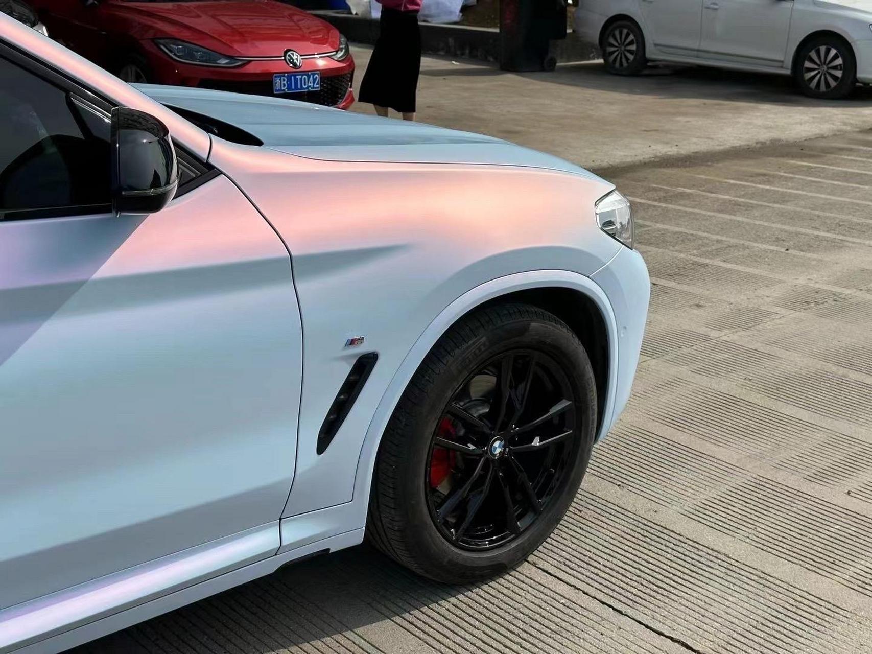 宝马x4 溢彩蓝改色77轮毂卡钳烤漆77饰条黑化77亮黑中网