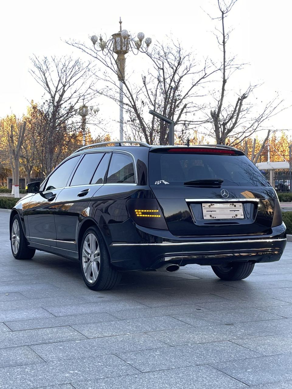 新到:2013年4月奔驰c200时尚旅行版,瓦罐,整车原装进口,新车指导价