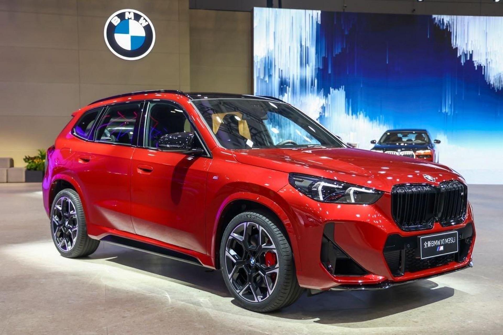 2024粤港澳大湾区车展上,一袭标志性"火焰红"的全新