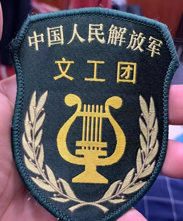 组成部分,分别承担着宣传党的路线方针政策和保障官兵身体健康的任务