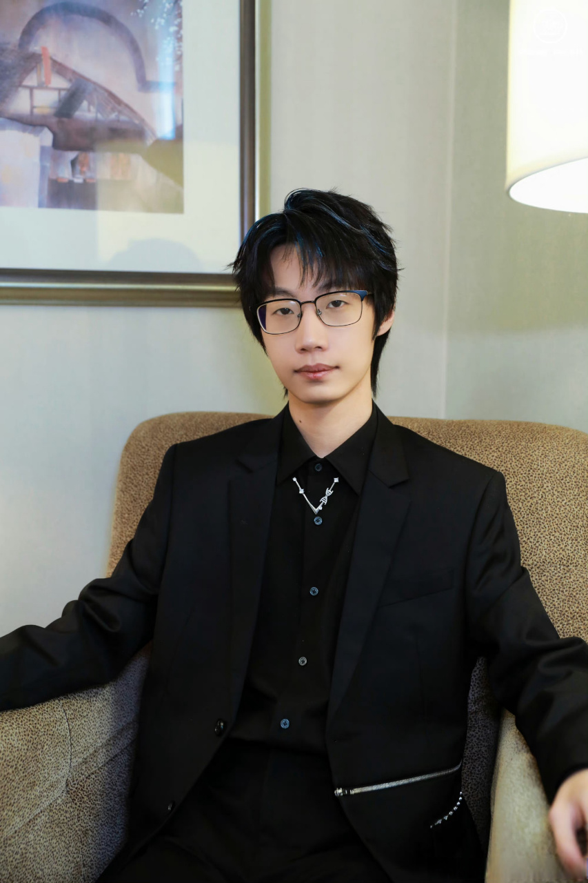 暖阳暗夜蓝挑染# 挑染了么…我咋没看出来杨鑫pop