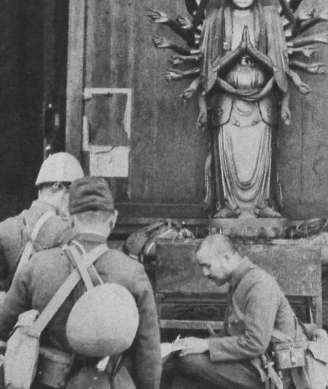 1937年,南京城的尼姑庵被日军闯入,看到这里有很多年轻貌美的尼姑