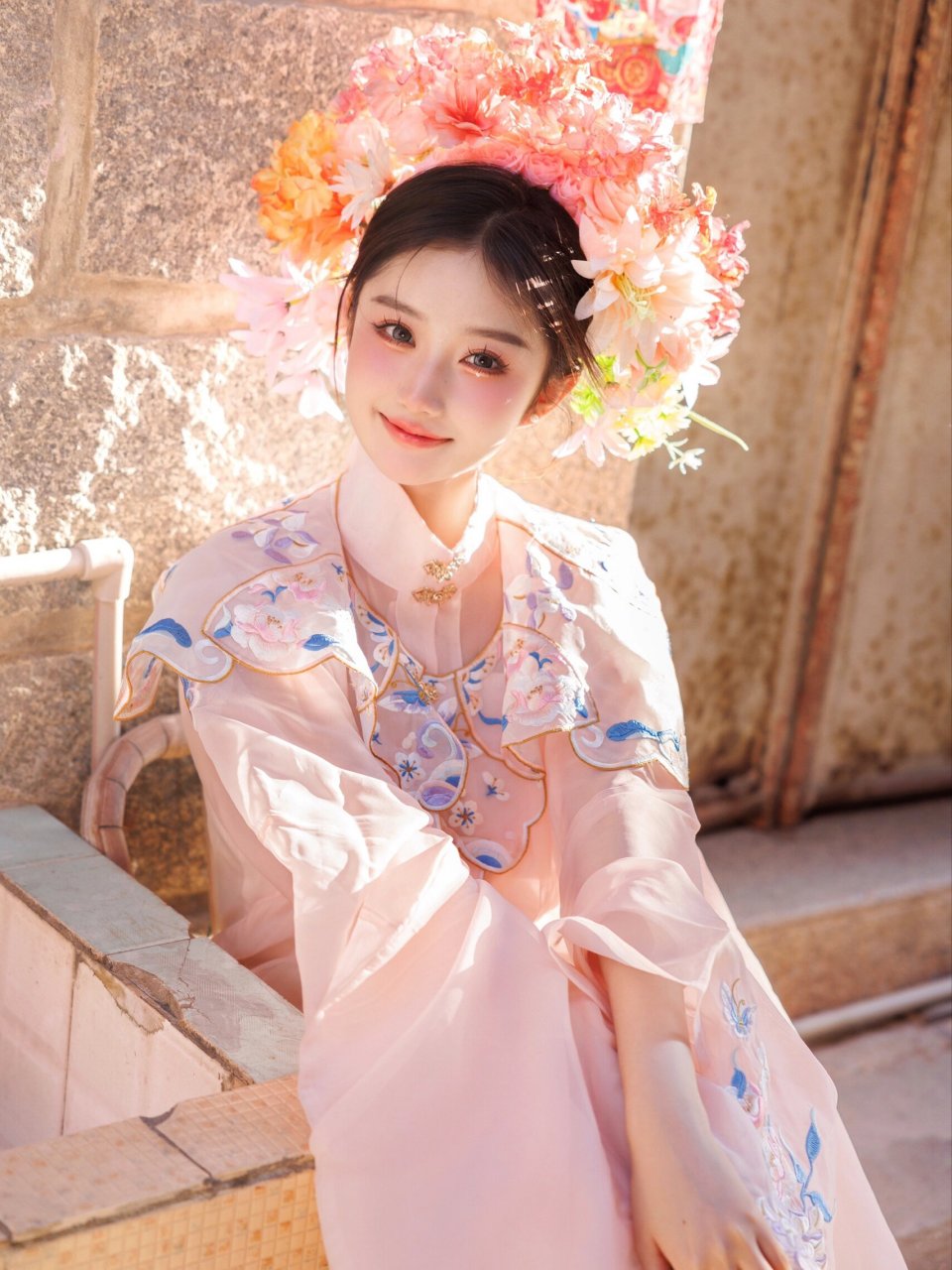 阳光就是最美的滤镜🌟 粉色的汉服精致美丽🌸 簪花围错落有致🌷