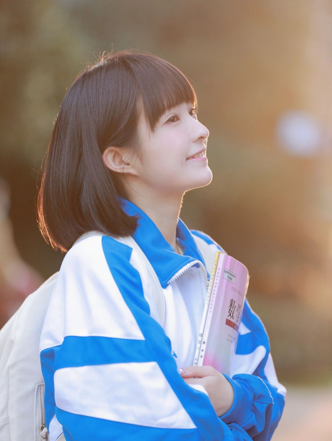 女生是短头发蓝校服女孩深圳女生校服