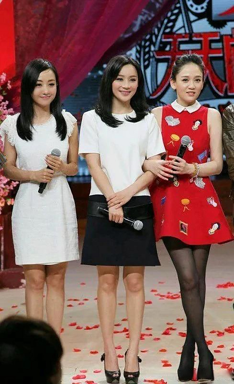 袁姗姗1987年湖北人,1m65 陈乔恩1979年台湾人,1米65 左边这位甜妹