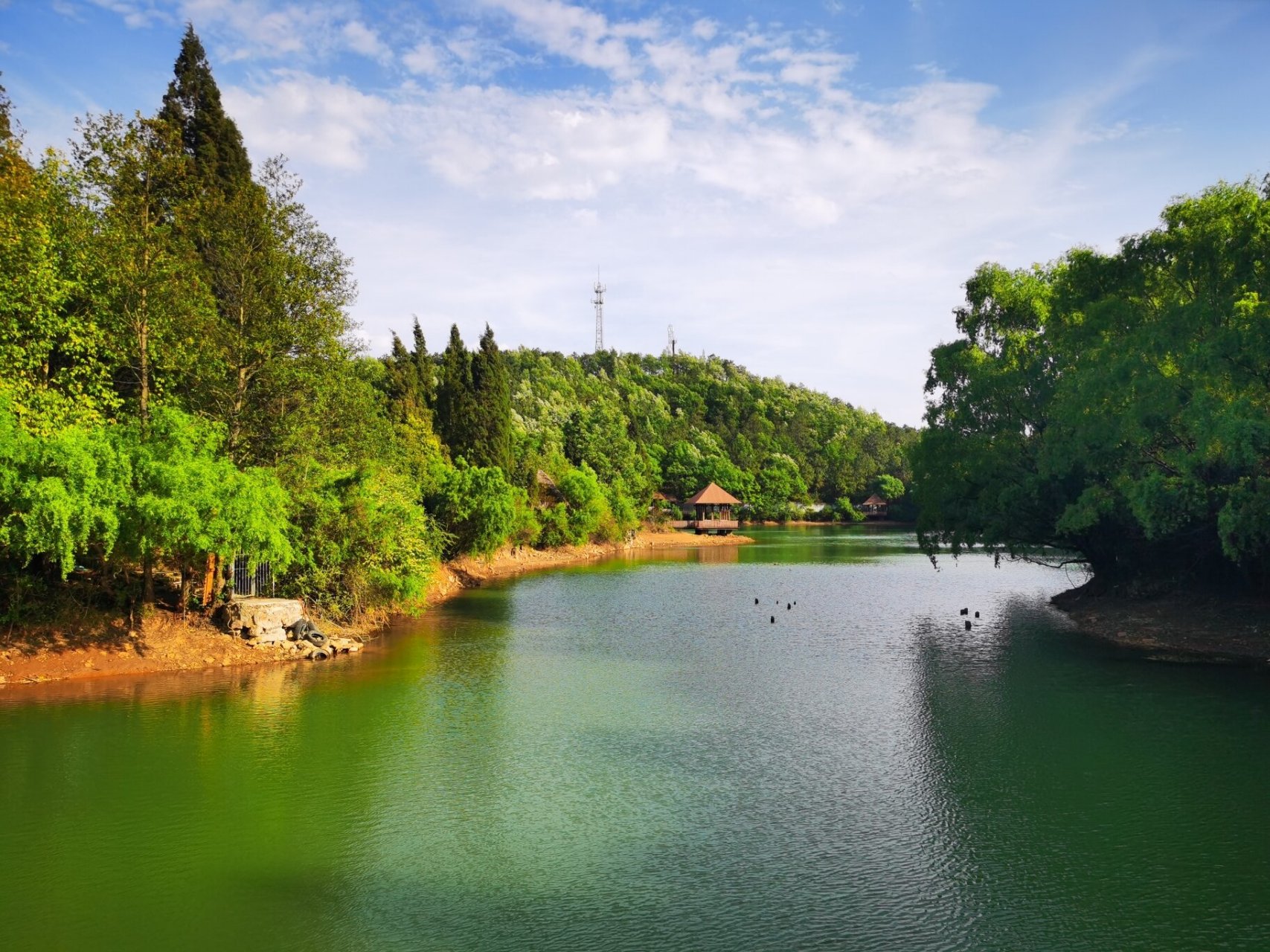 区位于沾益县炎方乡,路况还是不错的,开了一个小时的车,到达景区门口