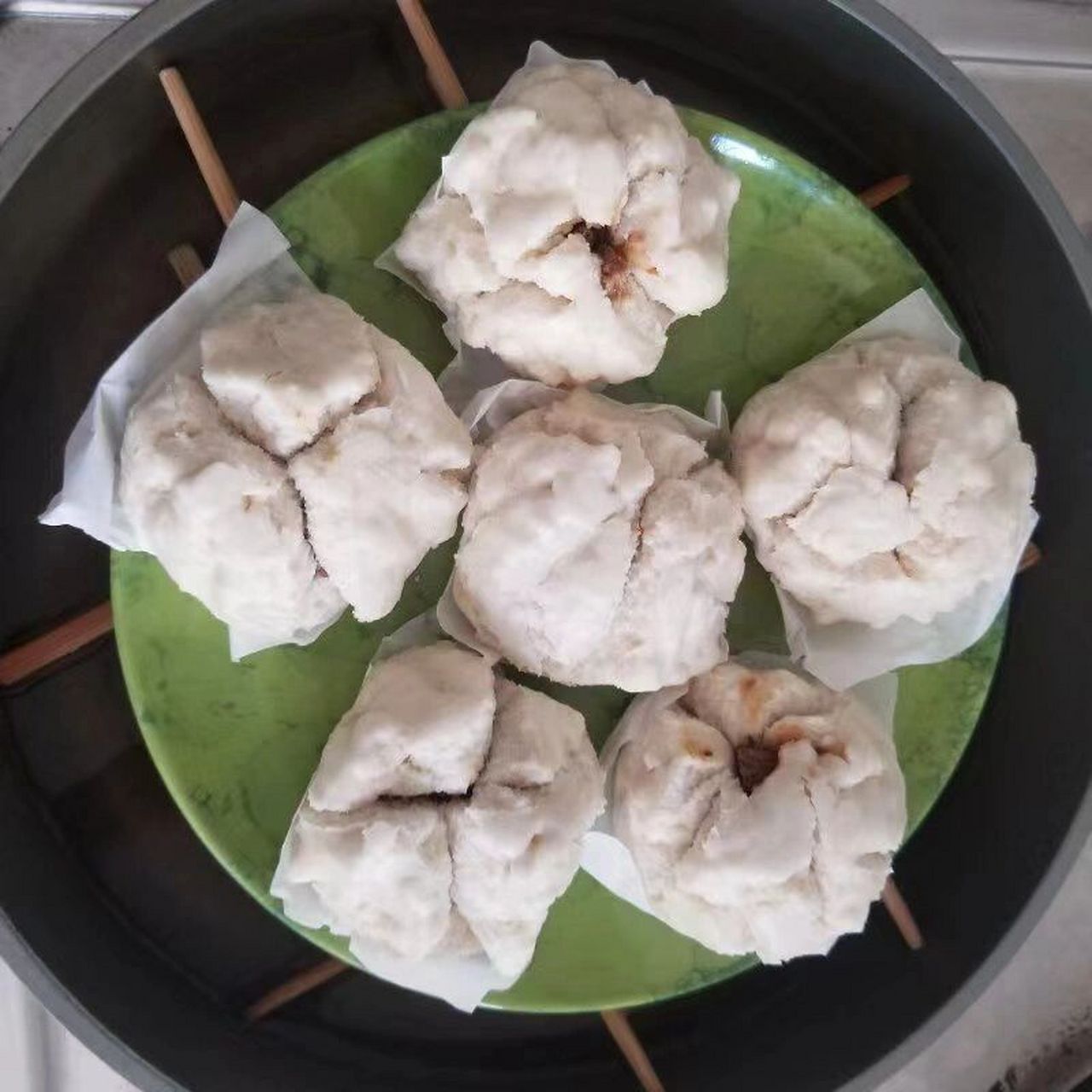 当家里没有蒸锅时… 用筷子搭个阵,照样可以蒸出暄腾的叉烧包