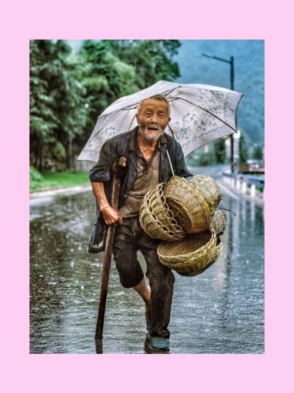 父亲图片 父亲的爱,藏在壮实的肩膀上,那肩膀,毫不犹豫地挑起了家庭的