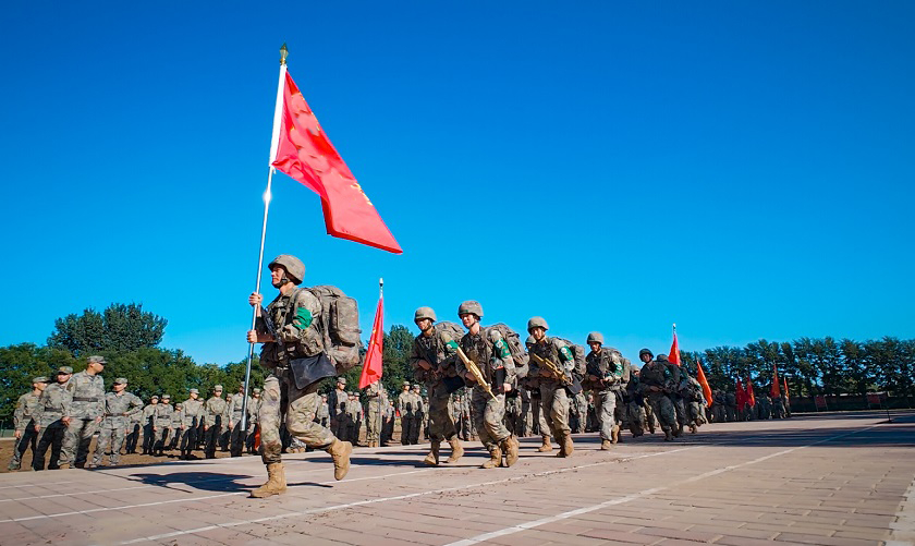 队伍士气高昂，精密战术布阵开战