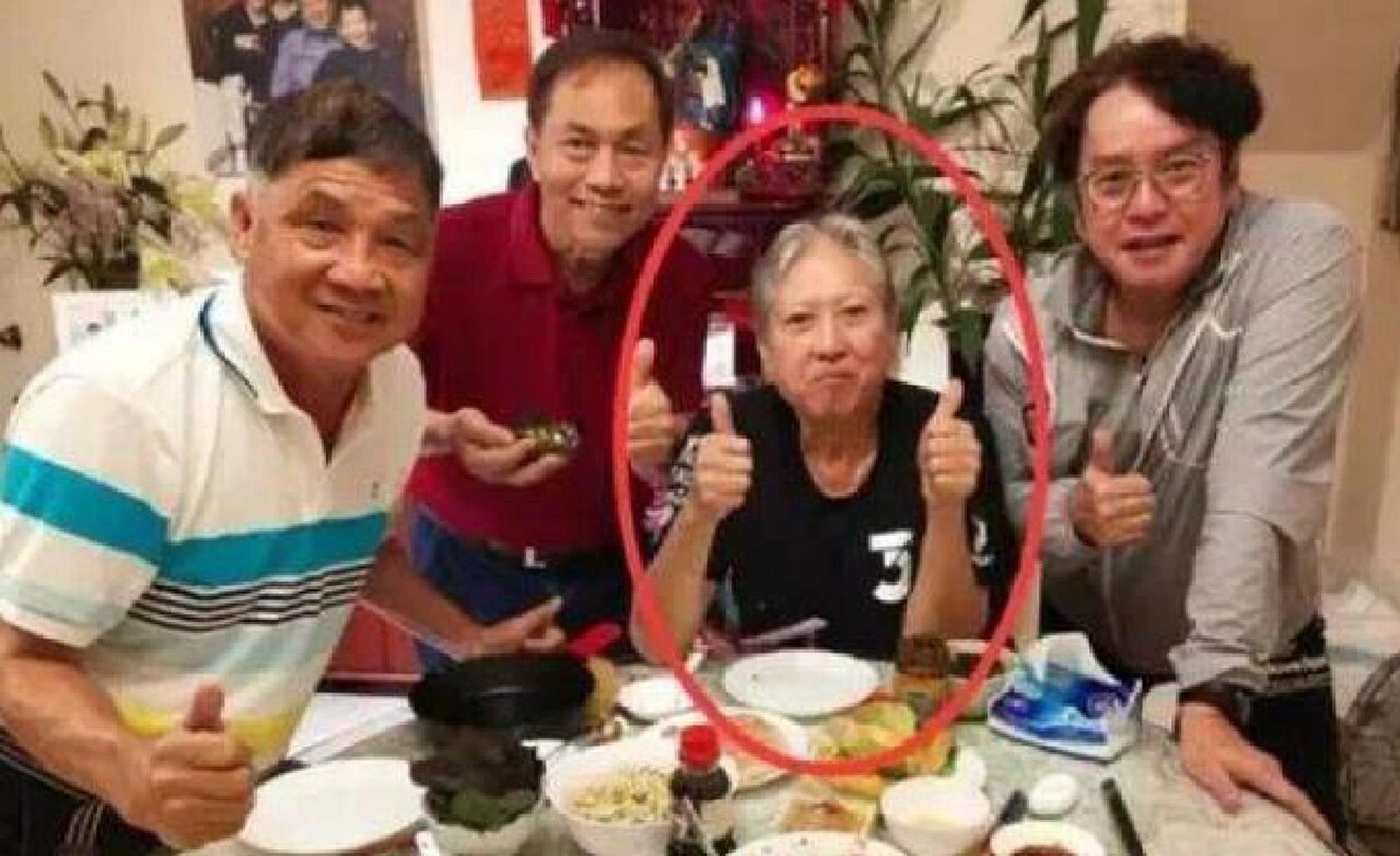 68岁洪金宝暴瘦只剩皮包骨头 近日,谭咏麟在社交平台晒出两张照片,配