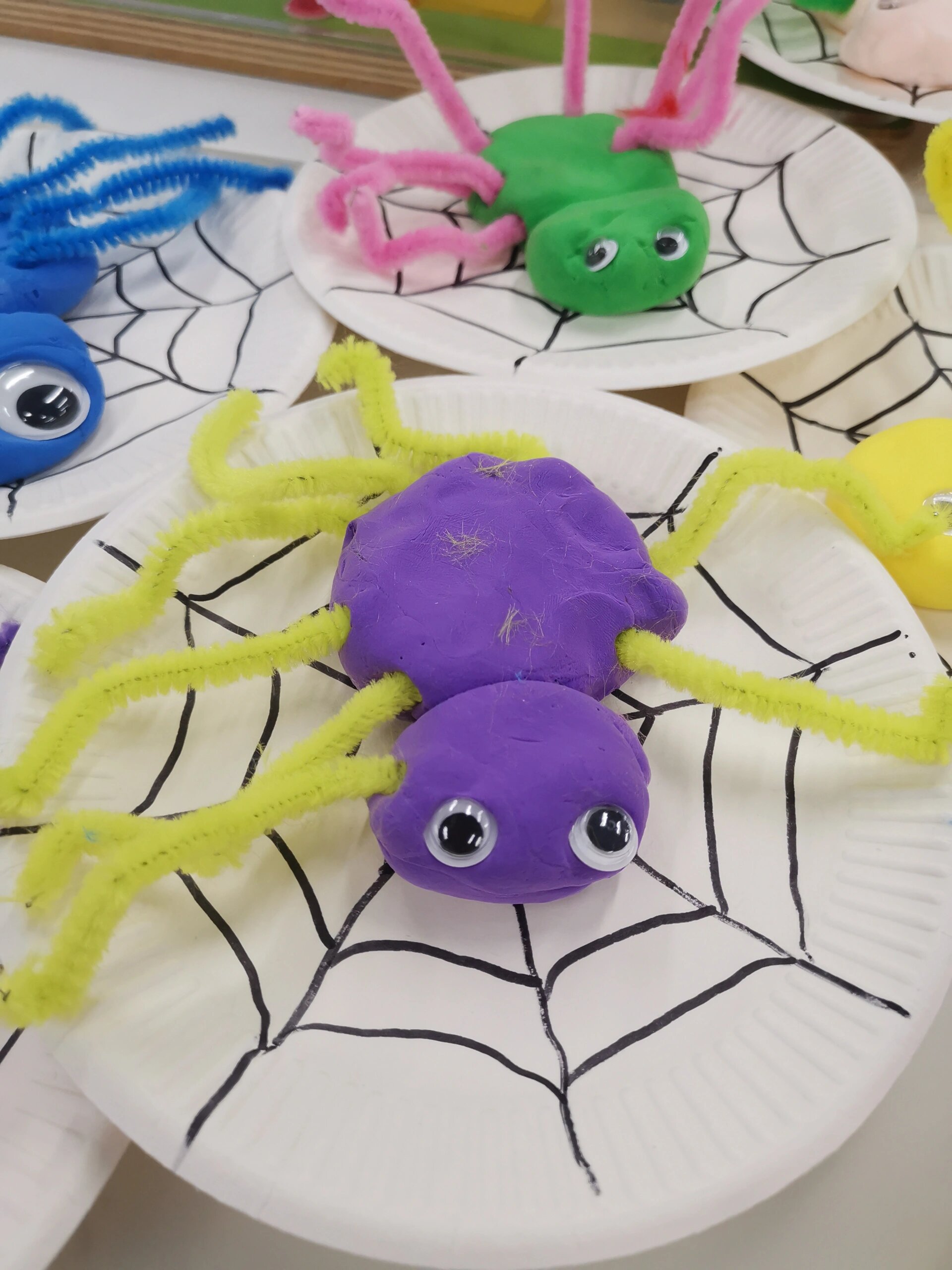 幼儿园手工制作蜘蛛9999 孩子们通过玩粘土可以提高触觉,练习精细
