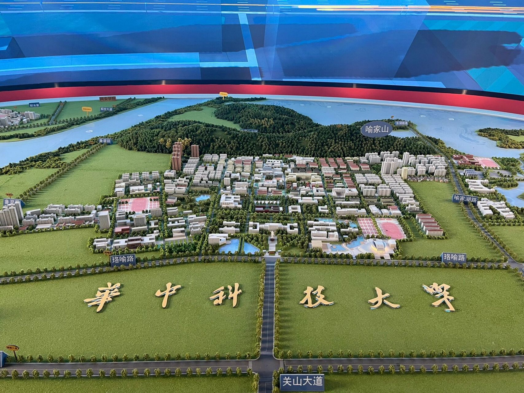 毕业七年,重回华中科技大学 右滑7915看七年变化 (文案是仿照一位