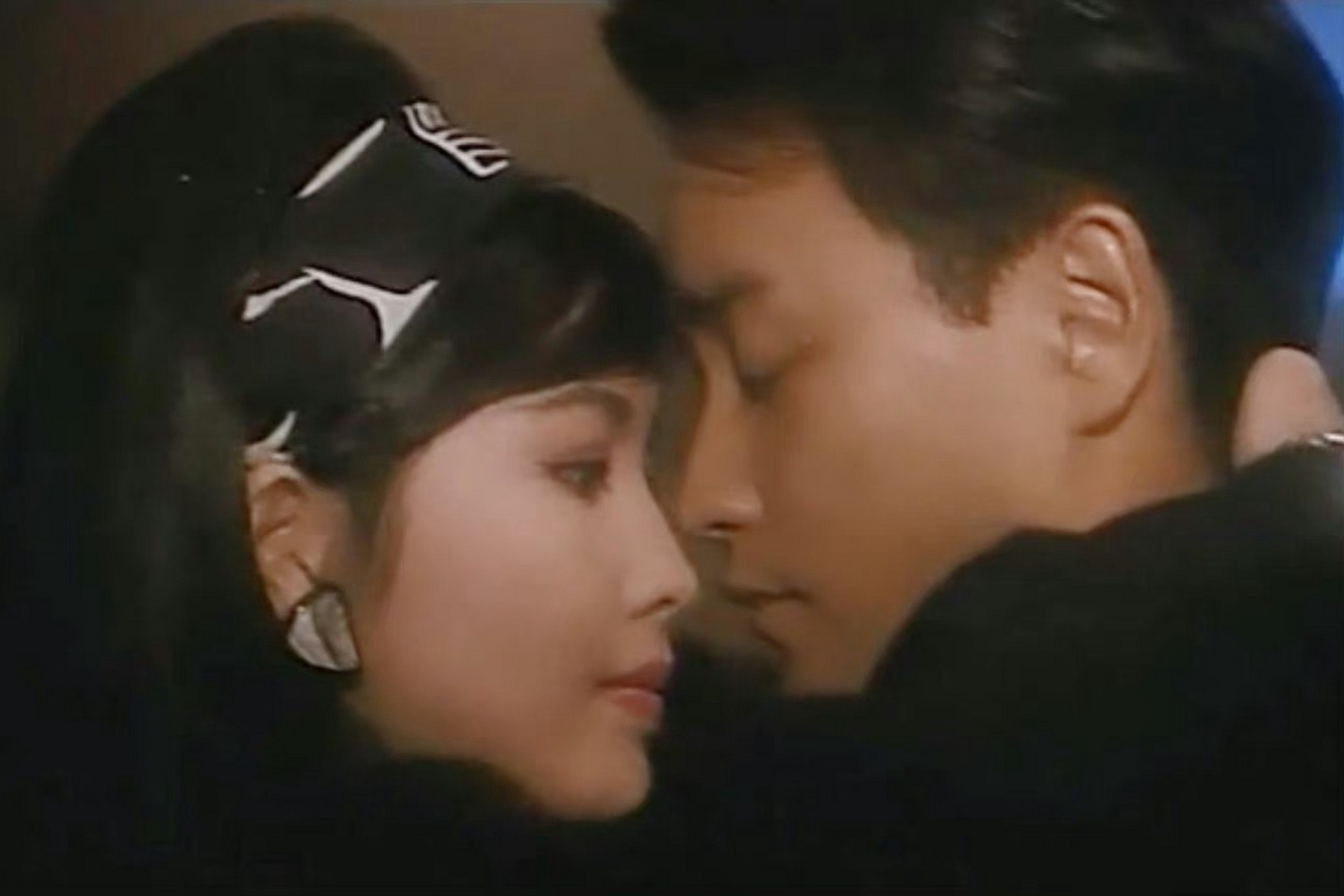 张国荣#周慧敏发文纪念张国荣,并发出和张国荣合作时旧照,并说今晚会