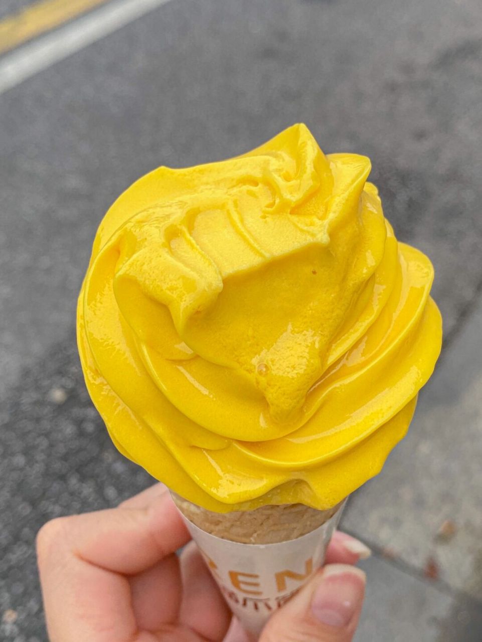 真的芒果味巨浓郁~像在生啃芒果的感觉!外面的蛋筒也酥酥脆脆的!