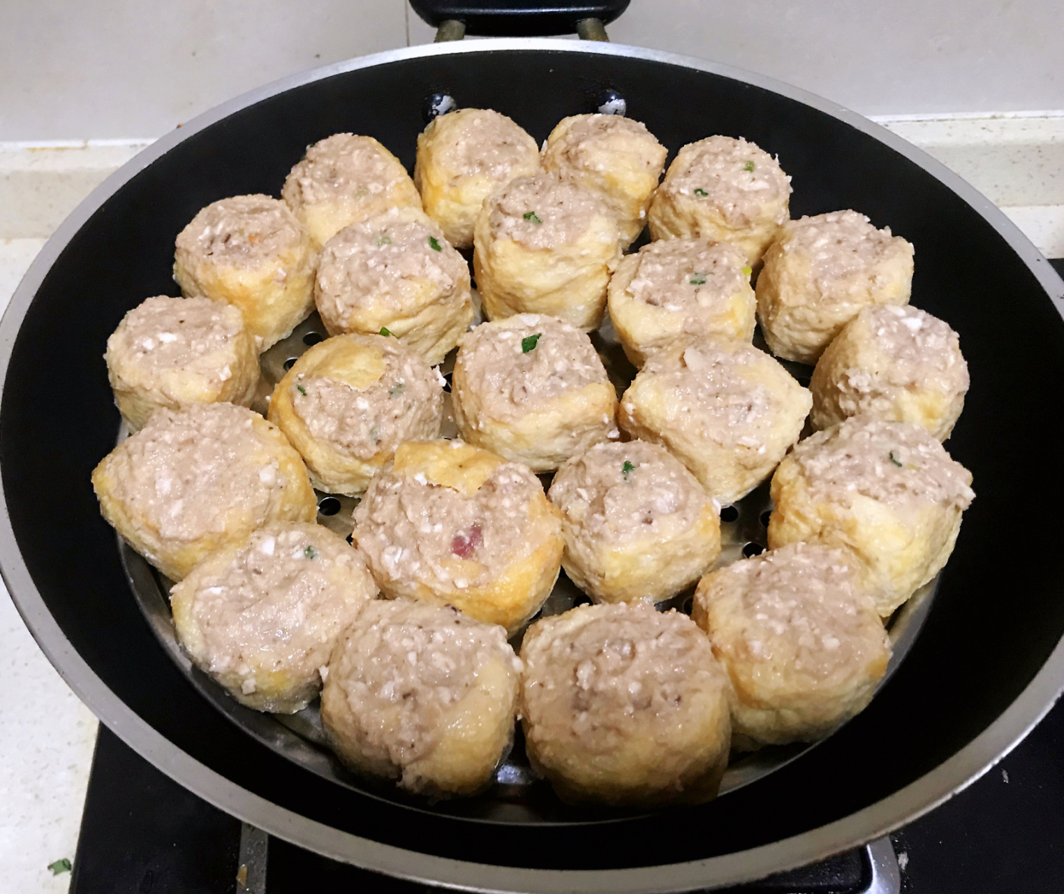 南雄酿豆腐,客家美食,超级好吃,做法简单 广东南雄是一个我非常喜欢的