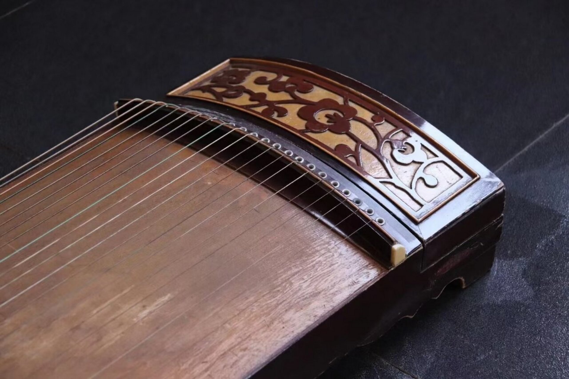 最古老的传统乐器——古筝 古筝又名汉筝,秦筝,是一种弹拨弦鸣乐器,为