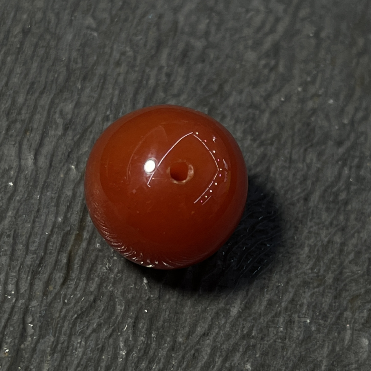 分享一下烤色玛瑙冒充南红的特点:孔道口透明玻璃状的圈圈8715