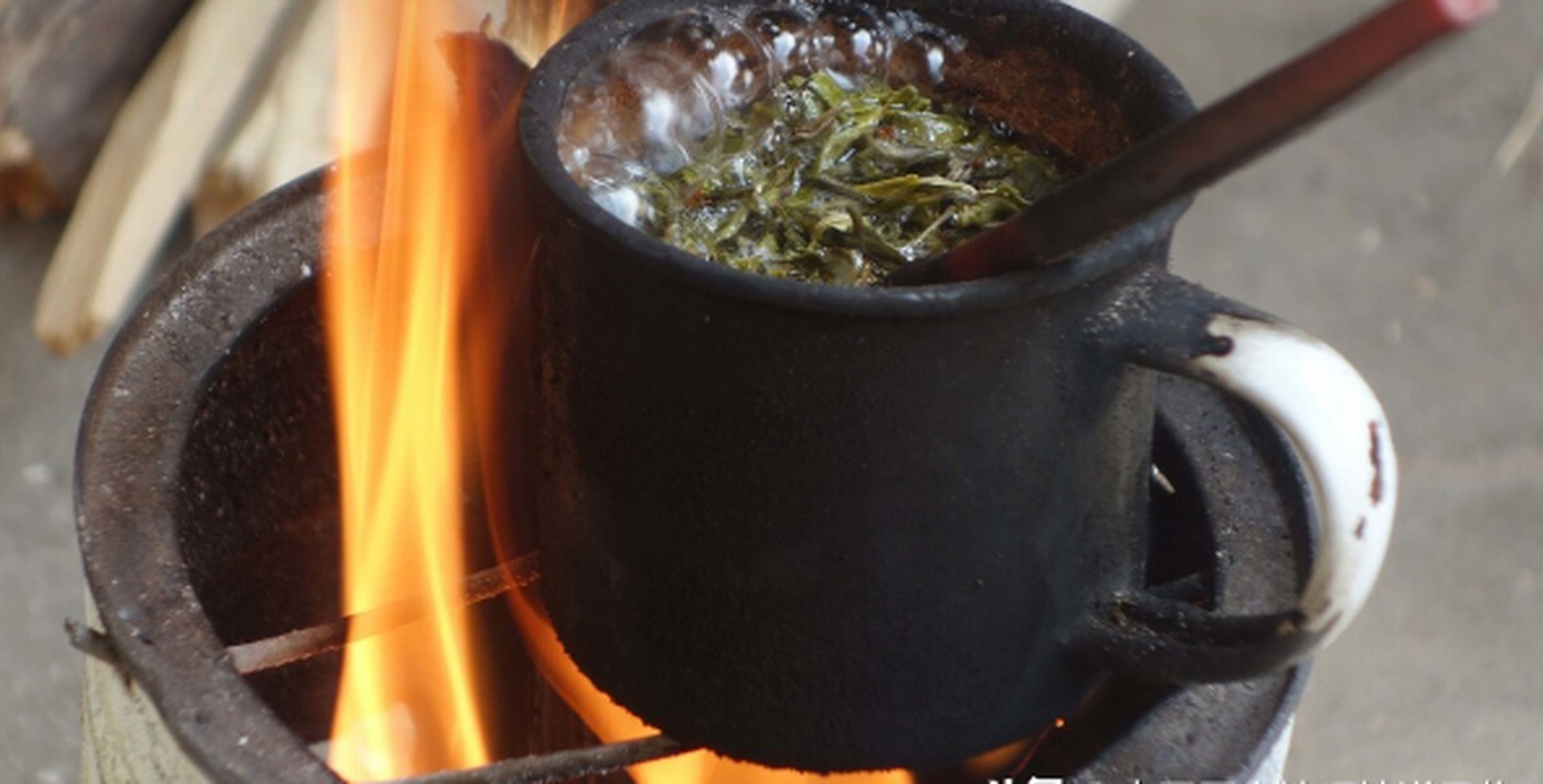 这种茶不比南方功夫茶,它简单随意,没什么讲究—一个长柄的小铁罐