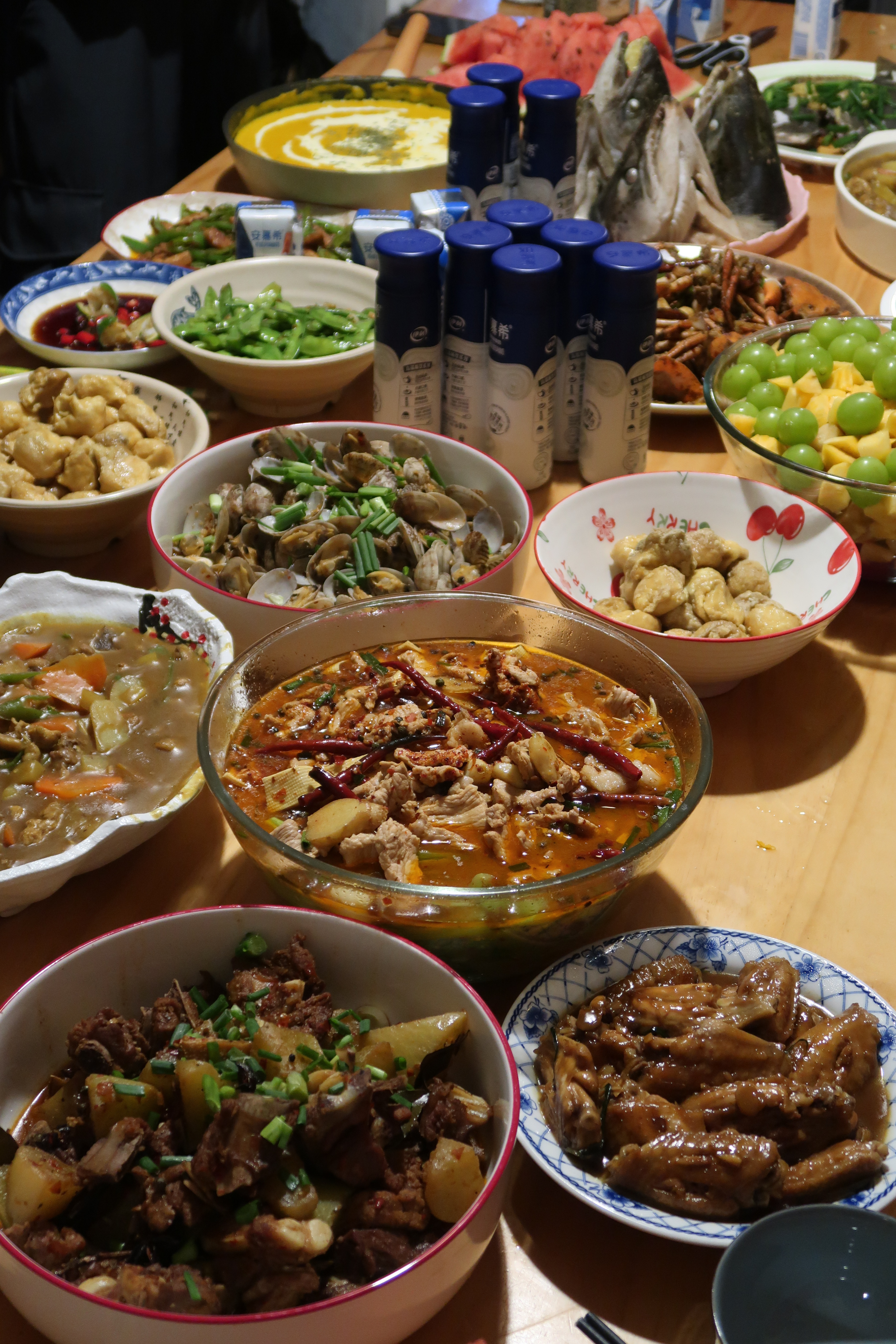 聚会吃饭图片国庆家庭聚餐普通家庭吃饭图片国庆节家庭聚餐图片炒菜