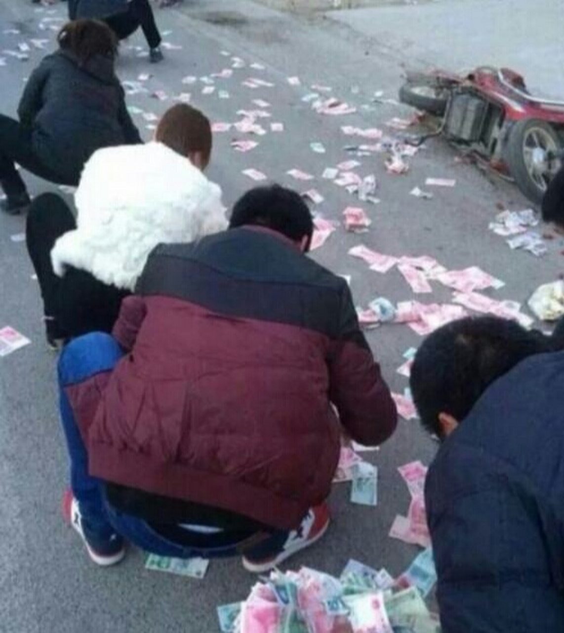 梦见捡钱 梦见捡钱,是吉利和顺利的征兆,将会有横财或偏才运出现.