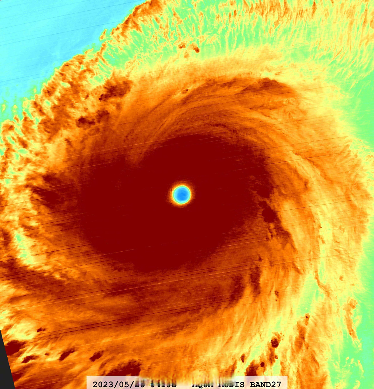 台风玛娃# 玛娃的水汽云图上,怒目圆睁的台风眼中已经开始泛黄,这