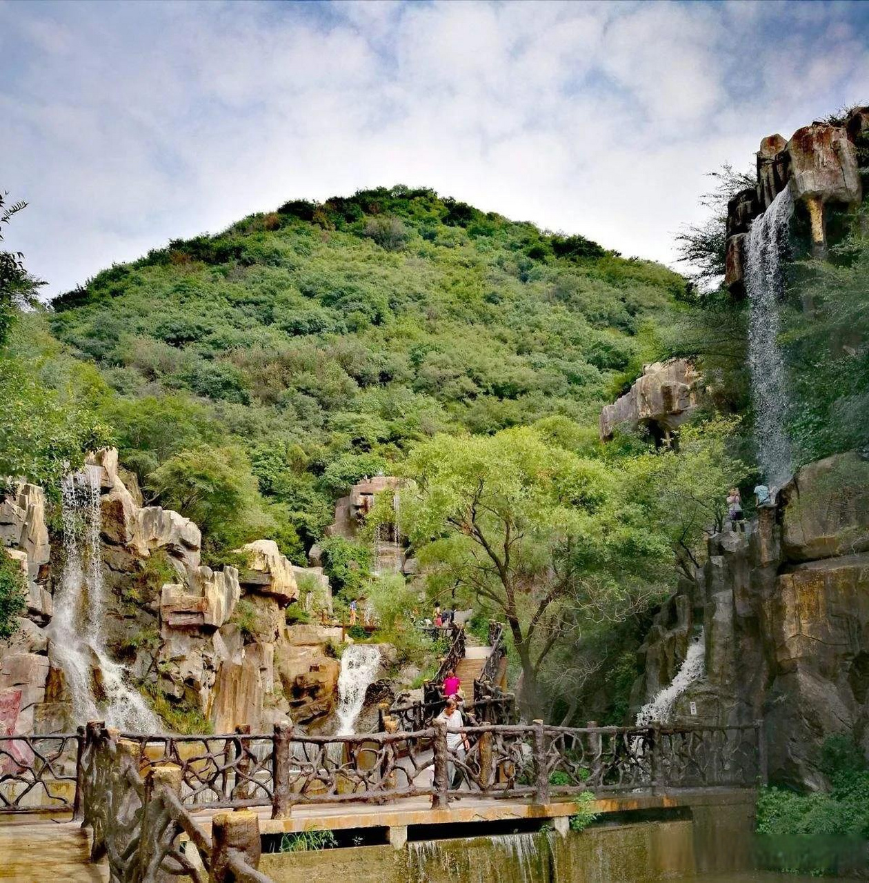 运城盐湖凤凰谷森林公园,它由凤凰山和东西两谷组成,面积3000多亩