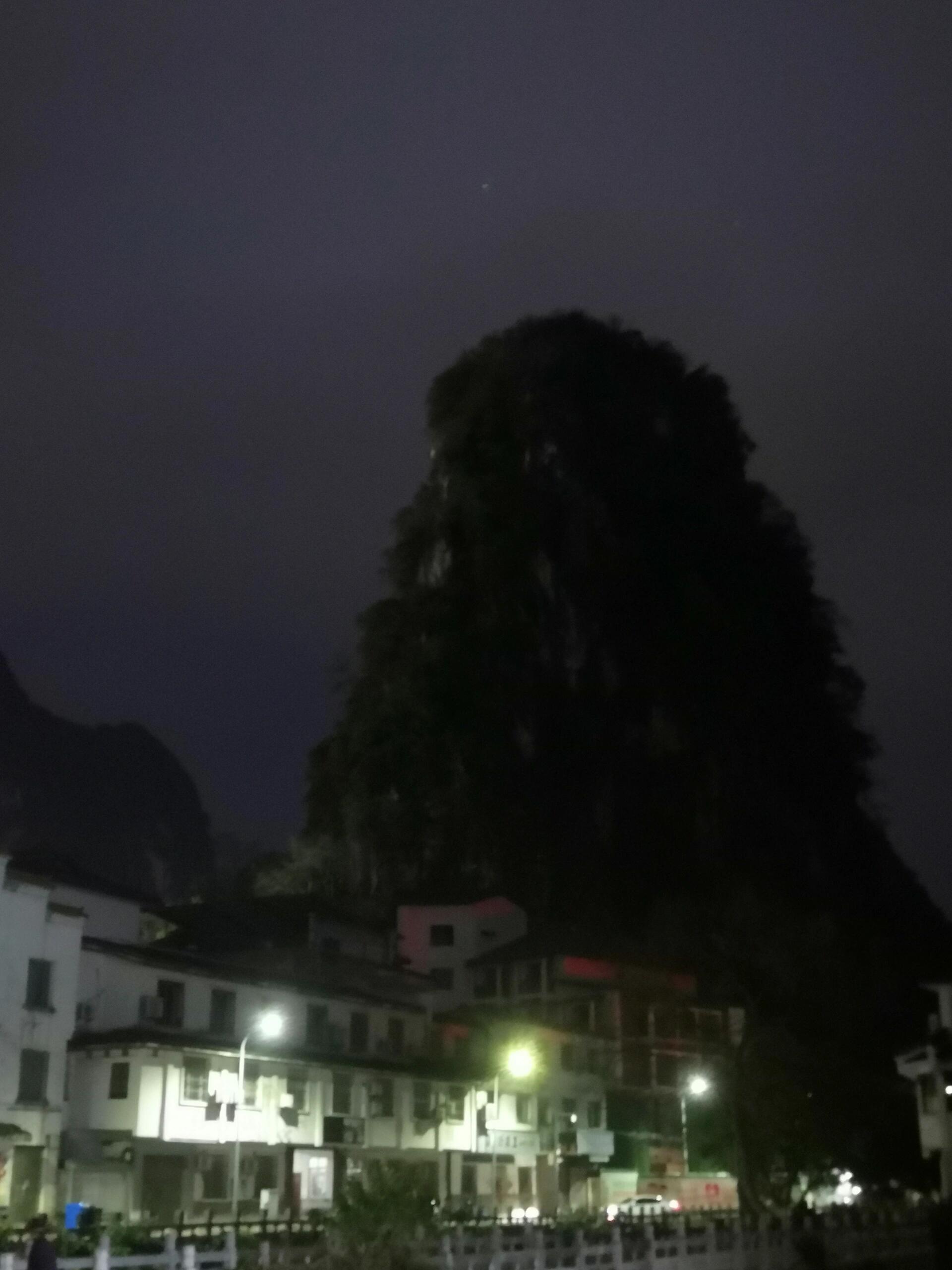 晚上的阳朔的山