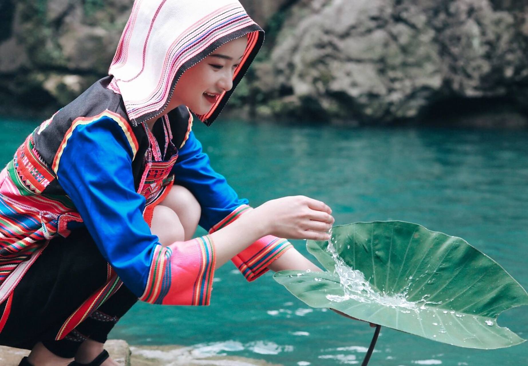7815基诺族服饰: 95头饰: 女子传统的头饰为白色"砍刀布"做的