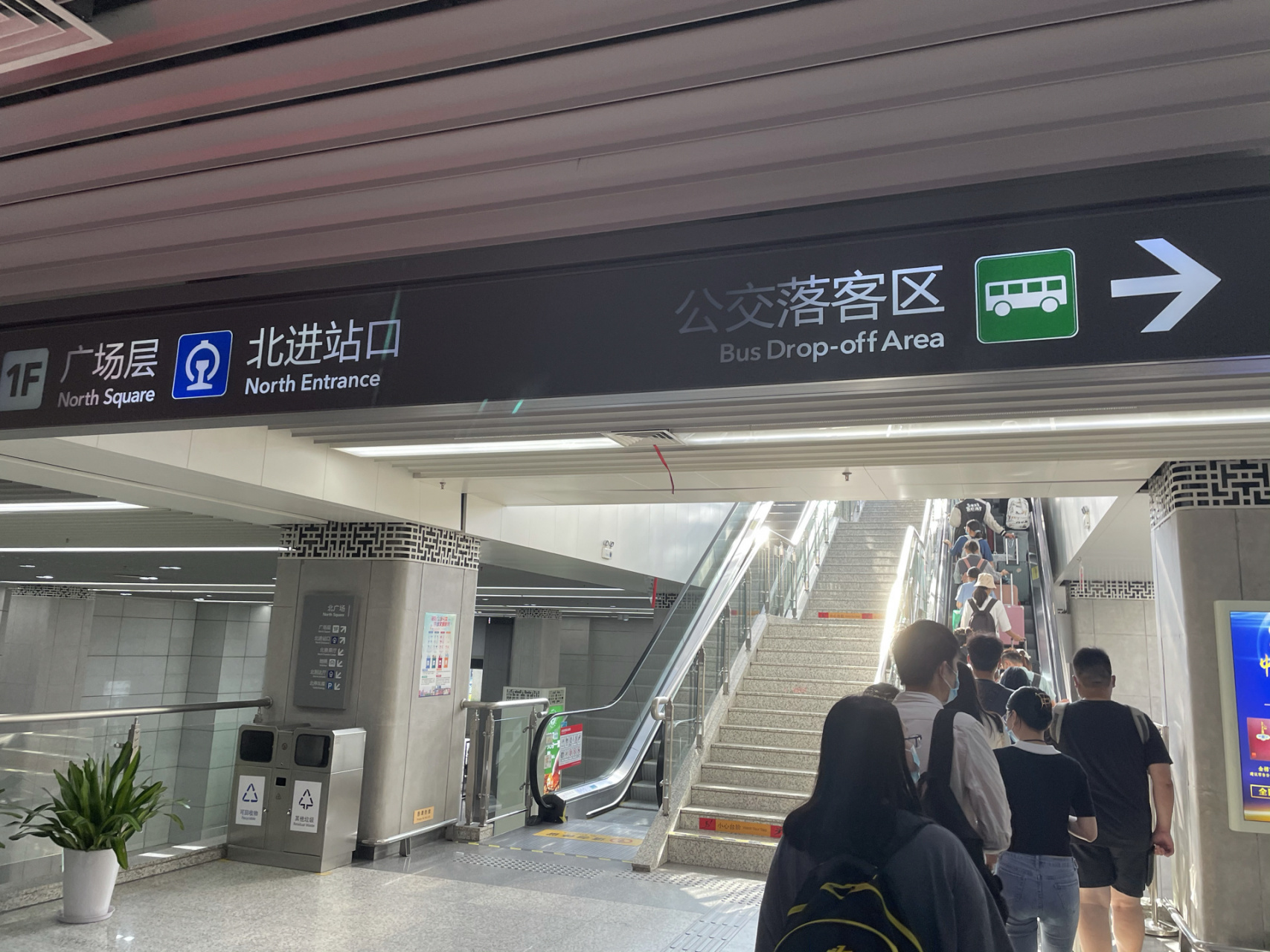 合肥南站进站 地铁一号线(注意到合肥南站,不是南广场)需要排队进站.