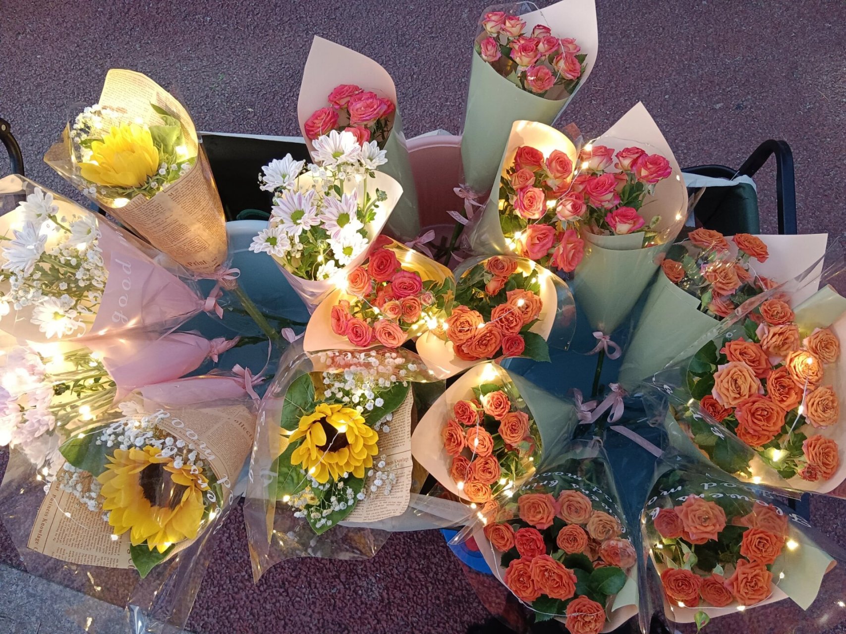 9元一束,喜欢花花的朋友可以来看看 #线上花店# #鲜花摆摊# #摆摊