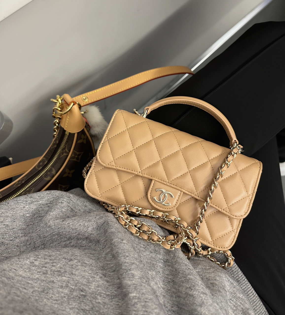 chanel cf mini handle手机包 奶茶色 chanel又出新款了谁能抵抗这