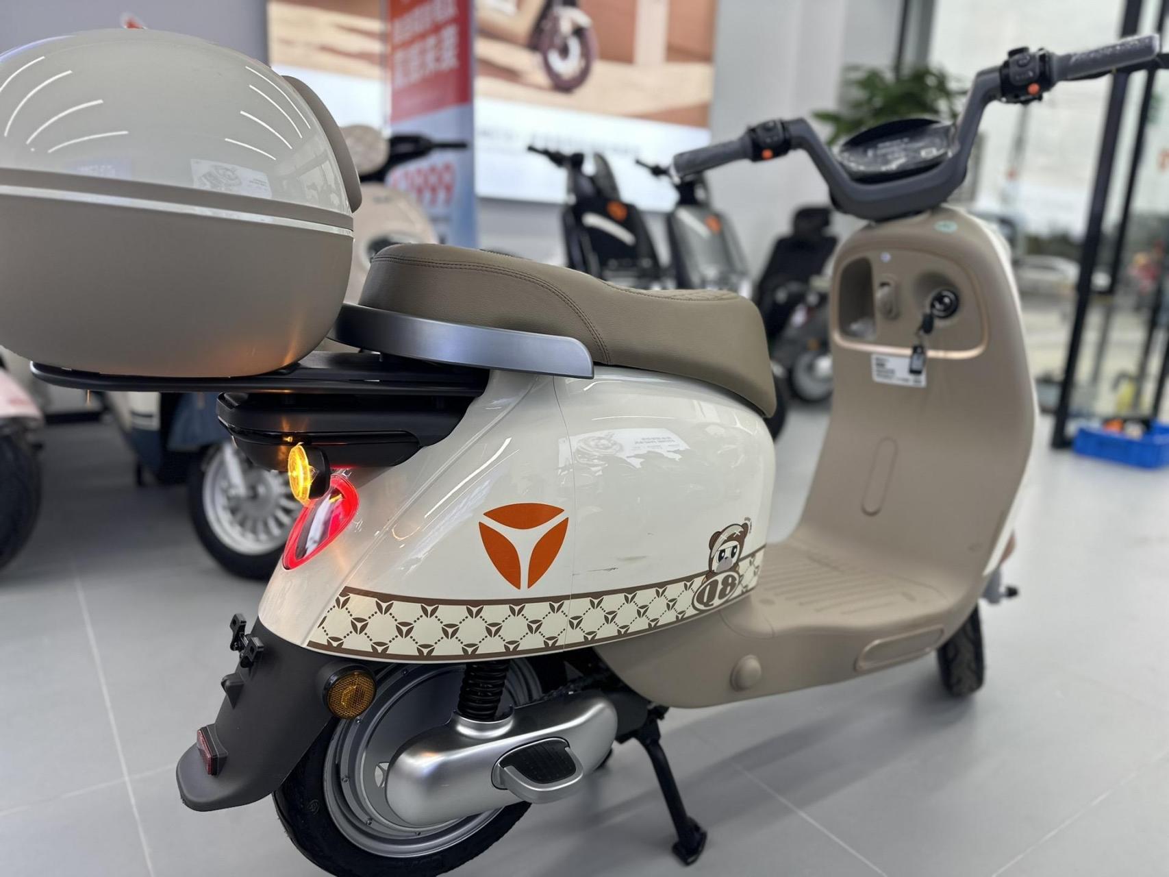 雅迪电动车 雅迪冠能q8-d迷你女神款 原价389990 配置48v23an雅迪
