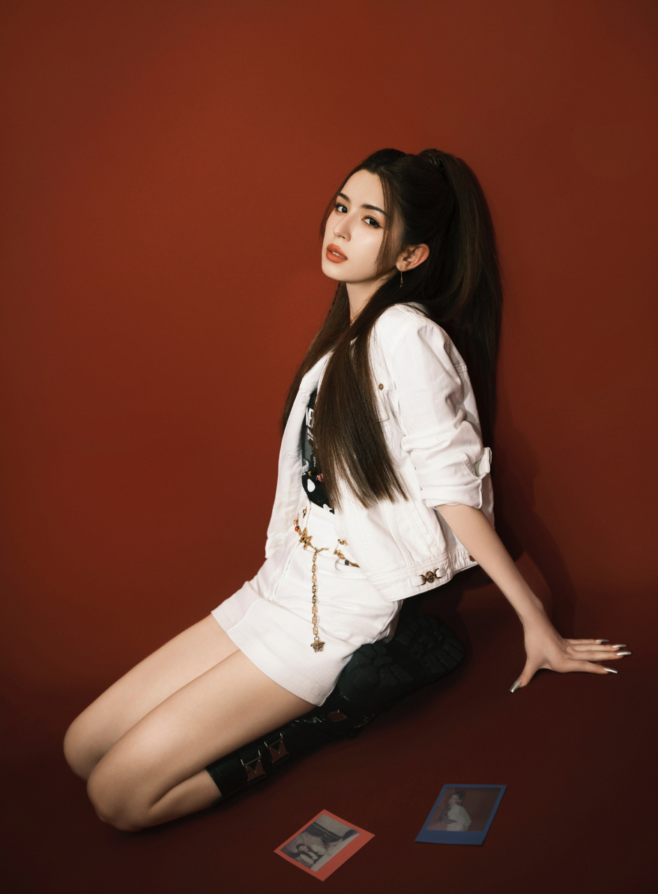 哈妮克孜夏日黑白色彩穿搭美照组图