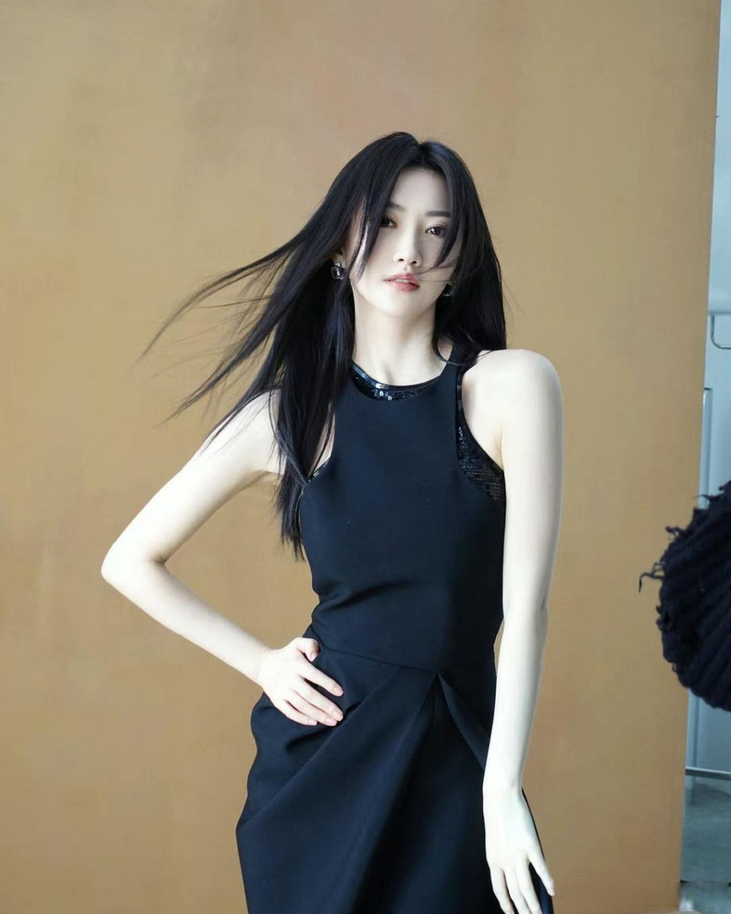 景甜# 一袭黑色吊带裙搭飘逸长发,酷飒利落!