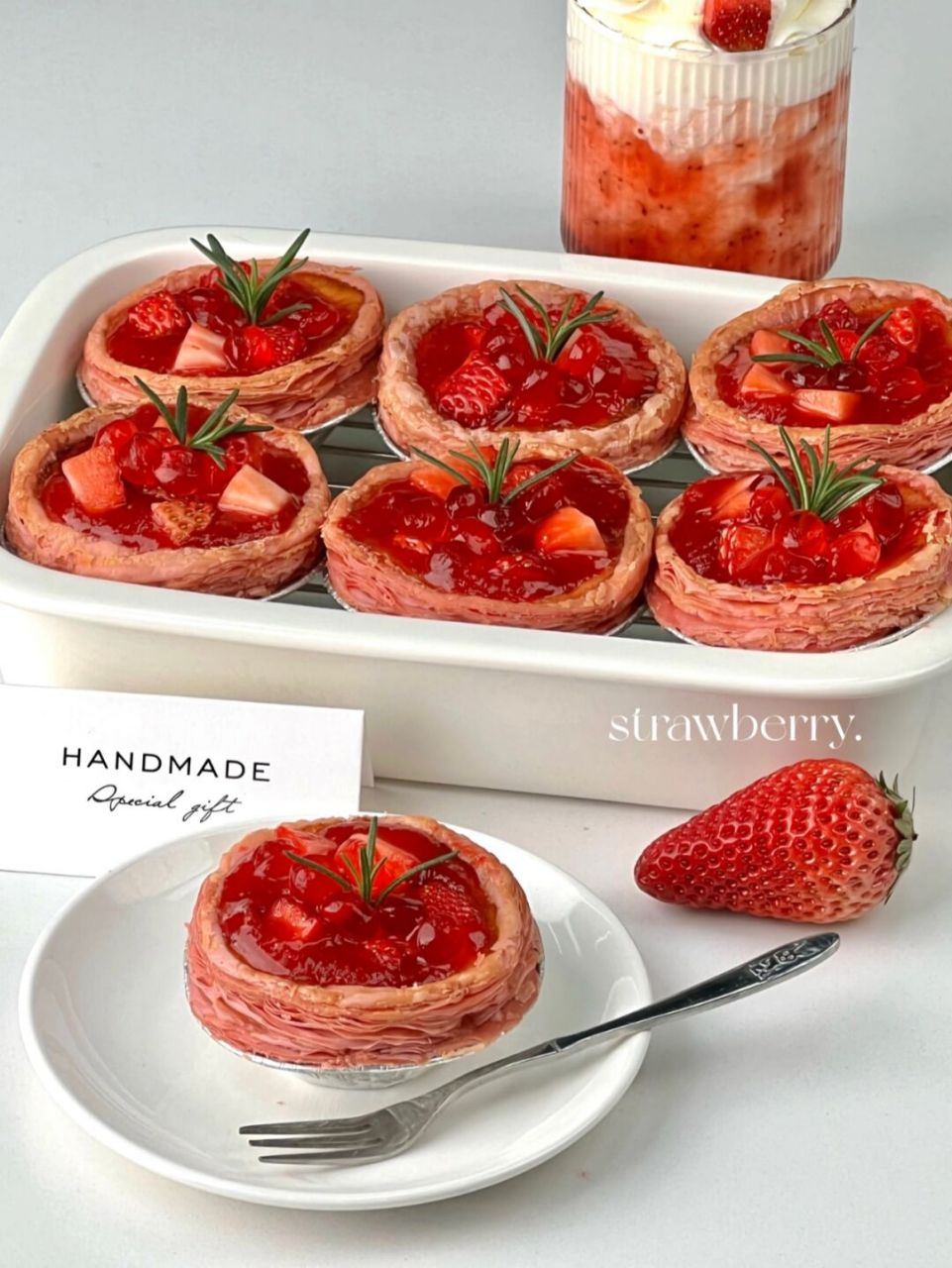 草莓控的姐妹儿 记得一定要吃它6015 刚出炉的草莓蛋挞真的绝了