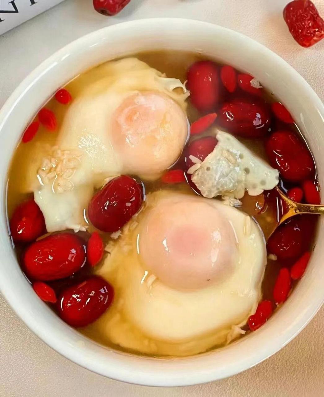 女人气血不足,要多喝这道红枣枸杞鸡蛋汤,补 09俗话说:"气血盈,则