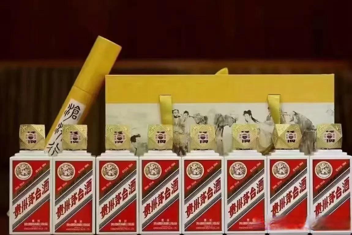 茅台八仙过海,范增老先生的作品,也是少见的方形瓶个性茅台,巅峰价格